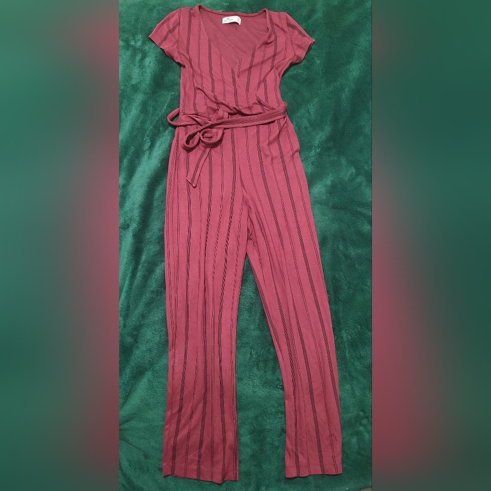 Hollister juniors romper, color burgundy, size extra small